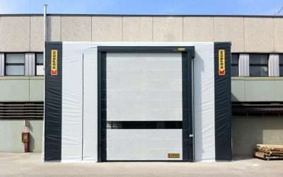 Porta rápida Kopron em lona instalada na fachada de um galpão