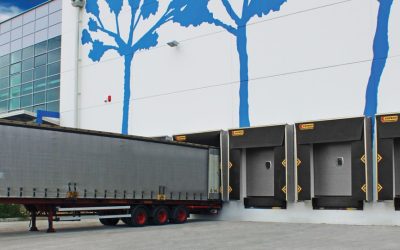 Docas com portas seccionais Kopron recebendo carreta